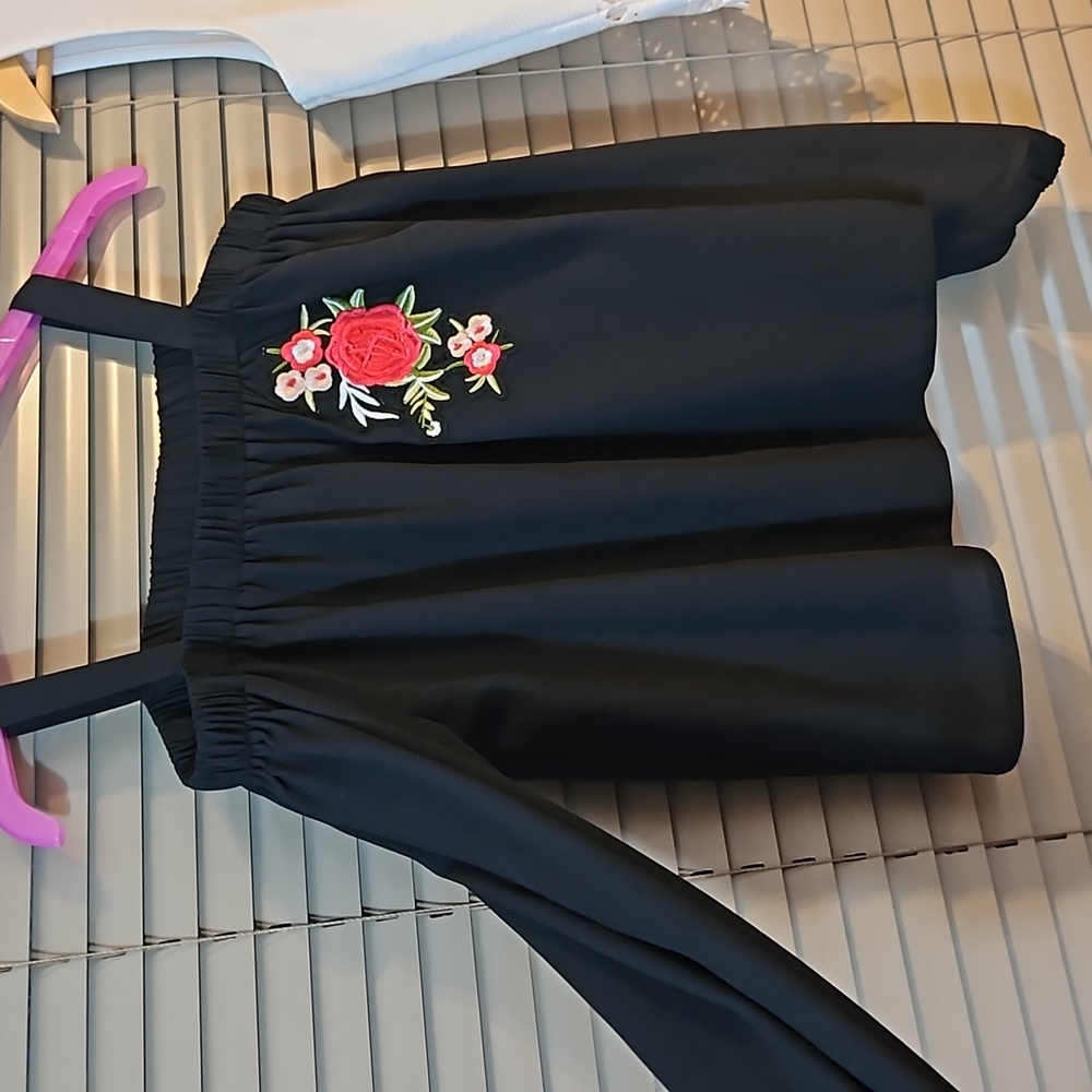 VGC Summer tops 8-9 yrs Girls Bundle, black off the shoulder top, white t-shirt - Picture 4 of 12